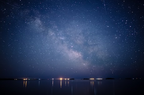 夜晚的组词：美丽、神秘、寂静